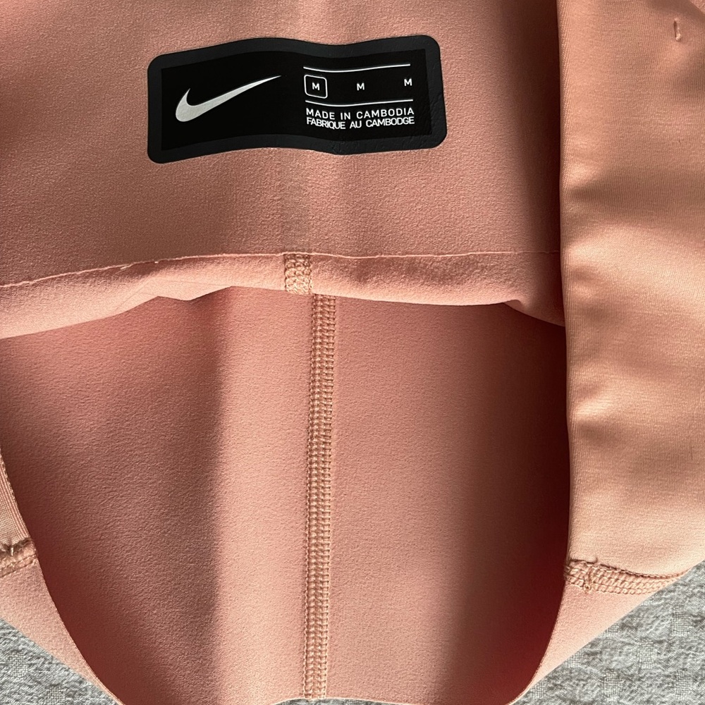 Nike peach color leggings! With pockets!!!